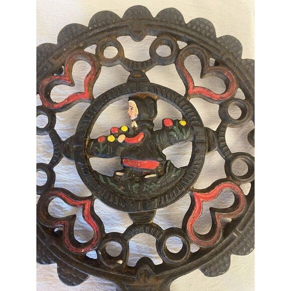 Cast Iron Footed Trivet Amish Girl & Hearts JZH 1952 20 Multicolor Insert VTG - Picture 2 of 7